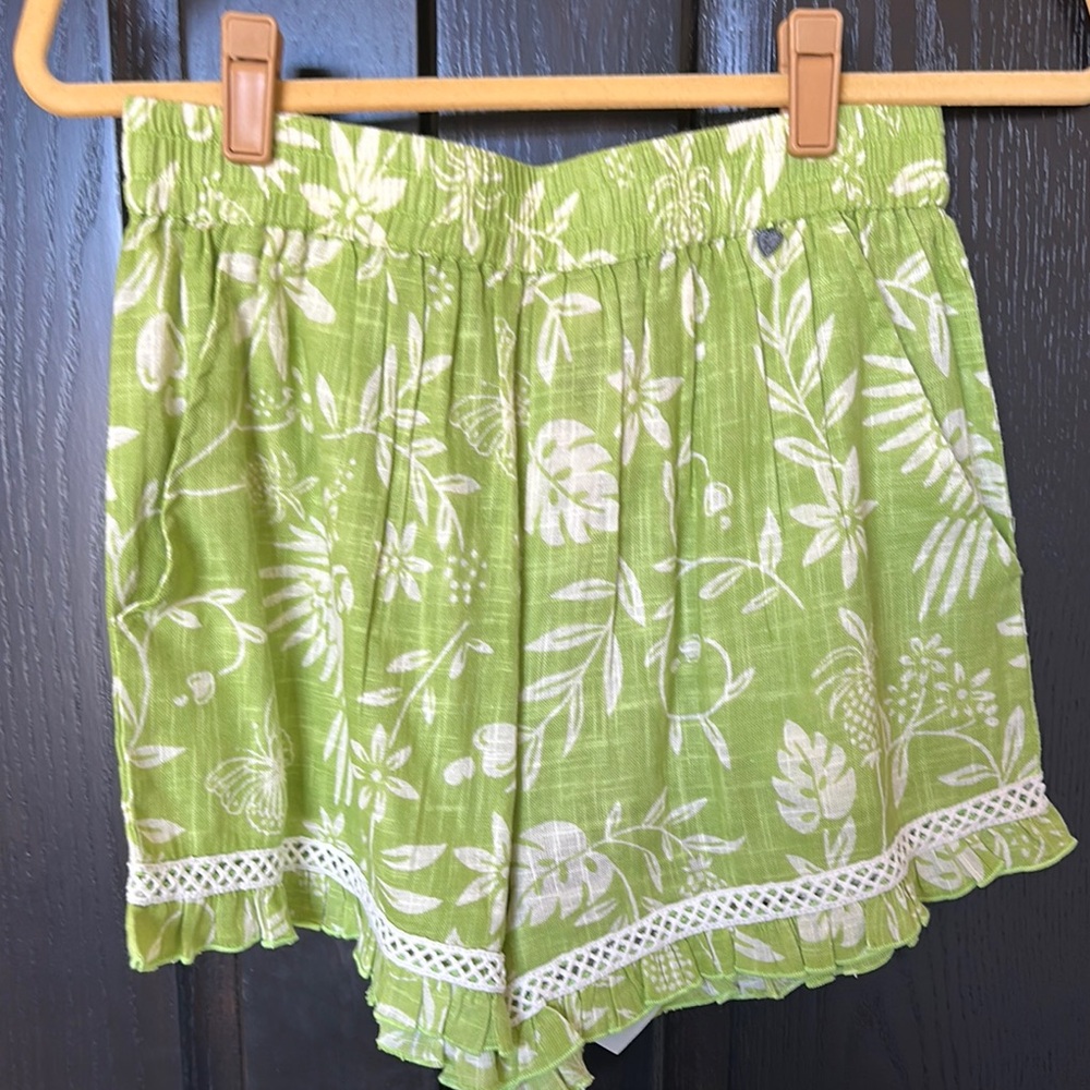 Z&L Green Floral Women's Shorts. Size medium.